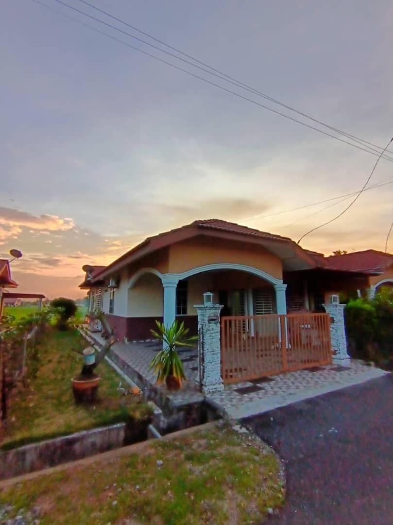 Ebnur Homestay Arau Exterior photo